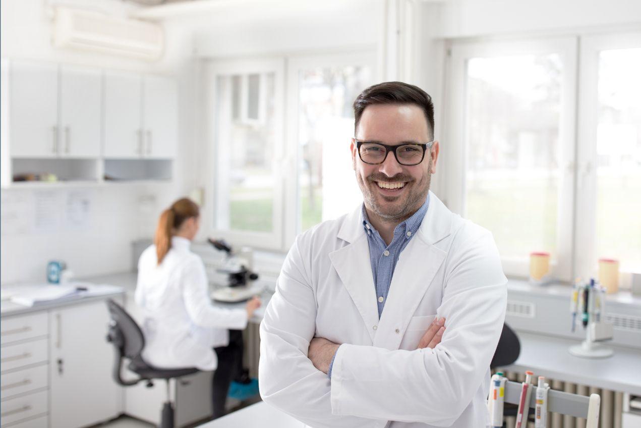 Labor Mitarbeiter im Testlabor ausgestattet von LaboRent Laborpersonal im Testlabor verwendet Laborequipment